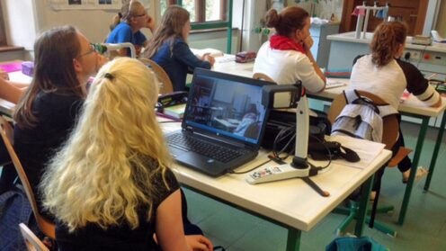 Schulerin mit Lesegerat in Klasse